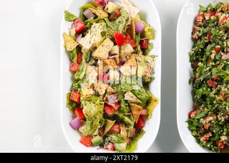 Salade traditionnelle arabe Fattoush sur un bol. Déjeuner salade végétarienne Fattoush. plat moyen-oriental pain pita, légumes, herbes, huile d'olive, Banque D'Images