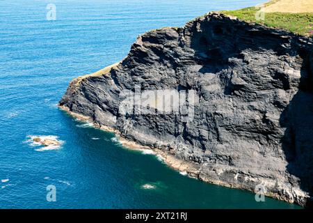 Vue rapprochée d'une section de Pentargon Cove, près de Boscastle, Cornouailles, Royaume-Uni Banque D'Images