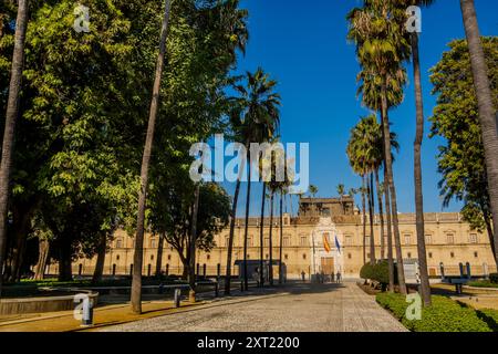 Bâtiment du Parlement andalou, (Parlamento de Andalucía) situé dans le jardin de palmiers à Séville, Espagne Banque D'Images