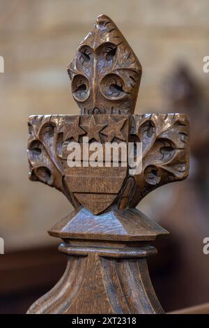 Tête de coquelicot sculptée (Bench-End) des armoiries de Washington sur l'un des bancs de l'église Saint Mary the Vrgin à Great Brington, qui est l'un des Banque D'Images