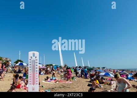 Plages animées de Southend on Sea, Essex, Royaume-Uni, par une chaude journée d'été. Journée la plus chaude de 2024 jusqu'à présent. Le thermomètre indique des températures supérieures à 30 degrés C. Banque D'Images