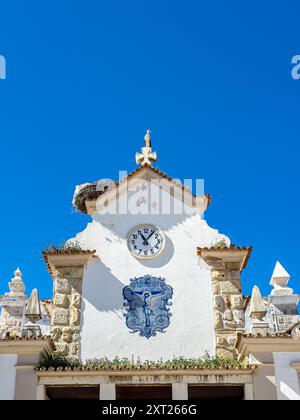 Église Nossa Senhora dos Aflitos à Olhao avec le célèbre nid de cigogne. Situé sur l'Algarve, Portugal Banque D'Images