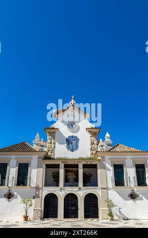 Église Nossa Senhora dos Aflitos à Olhao avec le célèbre nid de cigogne. Situé sur l'Algarve, Portugal Banque D'Images