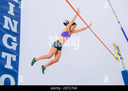 Athlète féminine sautant par-dessus une barre haute dans une compétition de voûte à la perche avec joie et athlétisme. Sape00019 Copyright : xConnectxImagesx Banque D'Images