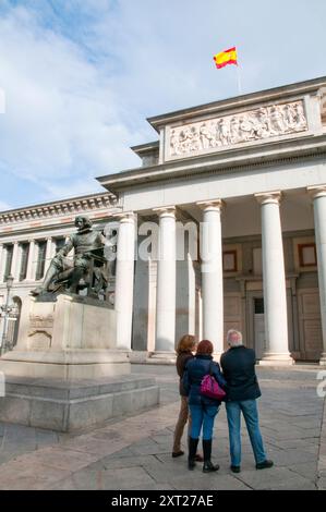 Trois personnes au Musée du Prado. Madrid, Espagne. Banque D'Images