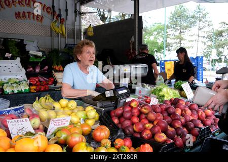 Étal de fruits frais au marché de rue italien en plein air à Sienne, Toscane, Italie Banque D'Images