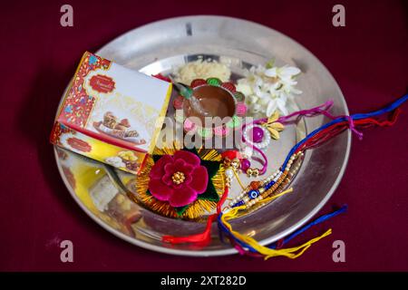 assiette isolée décorée de rakhi de fil sacré au festival hindu raksha bandhan à l'intérieur Banque D'Images