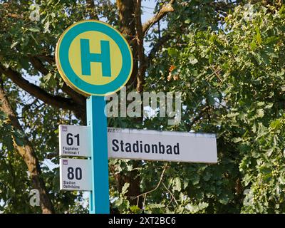 13.08.2024 Impressionen Frankfurt am vermutlich heissesten Sommertag 2024 Sommer Hitze Wetter Symbolfoto Symbolbild Stadion Bad Haltestell neben Deutsche Bank Park Frankfurt main Hessen Deutschland *** 13 08 2024 impressions Francfort probablement le jour d'été le plus chaud 2024 la chaleur de l'été symbole photo symbole image stade Bad Haltestell à côté de Deutsche Bank Park Frankfurt main Hesse Allemagne Banque D'Images