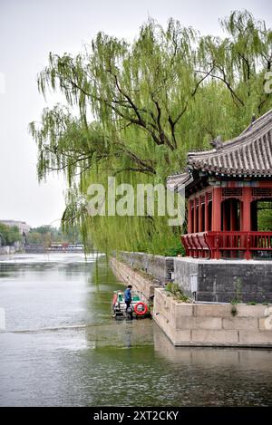 Coin nord-est de la Cité interdite (Musée du Palais) entouré par les douves d'eau à Pékin, capitale de la Chine le 19 avril 2024 Banque D'Images