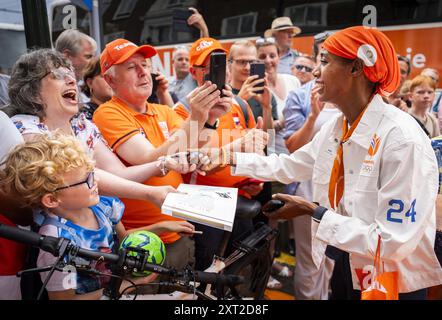 LA HAYE - 13/08/2024, les passants encouragent les médailles néerlandaises après la cérémonie dans la salle de verre. Sifan Hassan signe des autographes. ANP JEROEN JUMELET pays-bas OUT - belgique OUT Banque D'Images