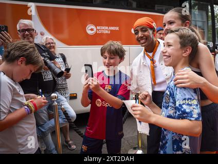 LA HAYE - 13/08/2024, les passants encouragent les médailles néerlandaises après la cérémonie dans la salle de verre. Sifan Hassan signe des autographes. ANP JEROEN JUMELET pays-bas OUT - belgique OUT Banque D'Images