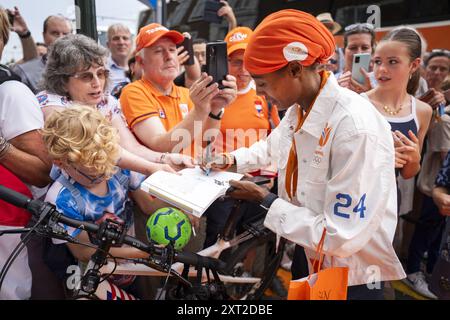 LA HAYE - 13/08/2024, les passants encouragent les médailles néerlandaises après la cérémonie dans la salle de verre. Sifan Hassan signe des autographes. ANP JEROEN JUMELET pays-bas OUT - belgique OUT Banque D'Images