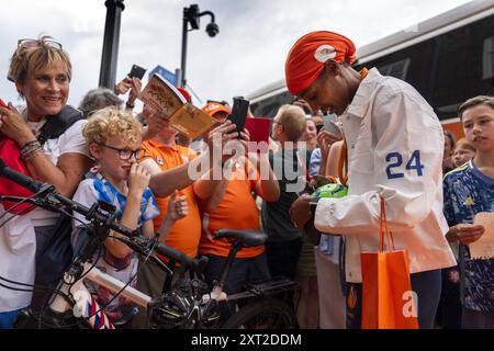 LA HAYE - 13/08/2024, les passants encouragent les médailles néerlandaises après la cérémonie dans la salle de verre. Sifan Hassan signe des autographes. ANP JEROEN JUMELET pays-bas OUT - belgique OUT Banque D'Images