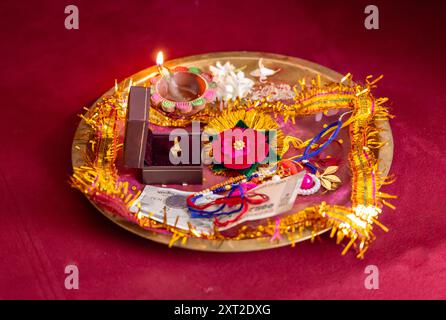 assiette sainte isolée décorée de rakhi de fil religieux au festival hindu raksha bandhan à l'intérieur Banque D'Images