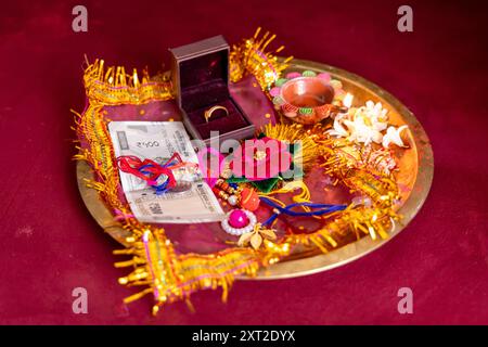 assiette sainte isolée décorée de rakhi de fil religieux au festival hindu raksha bandhan à l'intérieur Banque D'Images