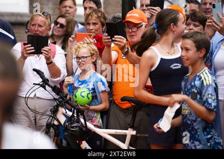 LA HAYE - 13/08/2024, les passants encouragent les médailles néerlandaises après la cérémonie dans la salle de verre. ANP JEROEN JUMELET pays-bas OUT - belgique OUT Banque D'Images