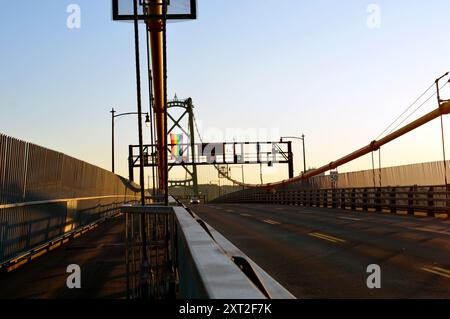 Vue depuis la piste cyclable du pont Angus L. Macdonald à Halifax, en Nouvelle-Écosse, pendant la fierté Halifax Banque D'Images