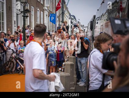 LA HAYE - 13/08/2024, les passants encouragent les médailles néerlandaises après la cérémonie dans la salle de verre. ANP JEROEN JUMELET Banque D'Images