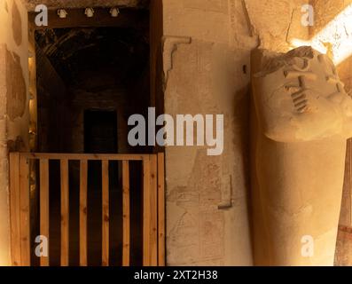 Une mystérieuse chambre, ornée de statues d'Osiris et de hiéroglyphes, se révèle dans les profondeurs du temple d'Hatshepsout. Banque D'Images