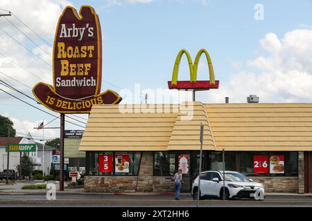 Williamsport, États-Unis. 10 août 2024. Vue extérieure du restaurant de restauration rapide an Arby's. Arby's est une chaîne de restauration rapide américaine avec plus de 3 500 établissements. Arby's fait partie de la famille inspire Brands. (Photo de Paul Weaver/SOPA images/SIPA USA) crédit : SIPA USA/Alamy Live News Banque D'Images