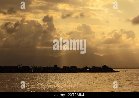 Ciel dramatique et sombre en fin d'après-midi (amélioré à l'aide d'un filtre chauffant) au-dessus de l'île Carti Sugtup, îles San Blas, Panama Banque D'Images