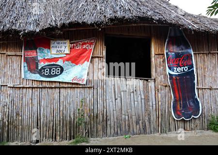 Annonce Coca Cola Zero sur le mur d'une cabane de chaume typique en bambou et feuilles de palmier, île Carti Yandup, îles San Blas, Panama Banque D'Images