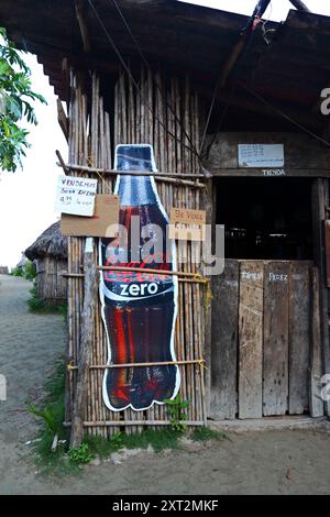 Annonce Coca Cola Zero sur le mur d'une cabane de chaume typique en bambou et feuilles de palmier, île Carti Yandup, îles San Blas, Panama Banque D'Images