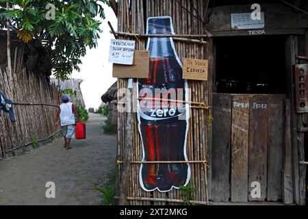 Annonce Coca Cola Zero sur le mur d'une cabane de chaume typique en bambou et feuilles de palmier, île Carti Yandup, îles San Blas, Panama Banque D'Images