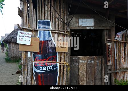 Annonce Coca Cola Zero sur le mur d'une cabane de chaume typique en bambou et feuilles de palmier, île Carti Yandup, îles San Blas, Panama Banque D'Images