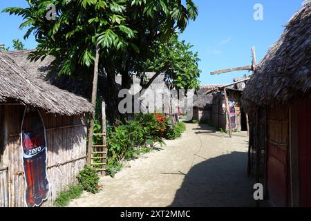 Coca Cola Zero annonce avec le Père Noël sur le mur d'une cabane de chaume typique en bambou et feuilles de palmier, Carti Yandup Island, San Blas Islands, Panama Banque D'Images