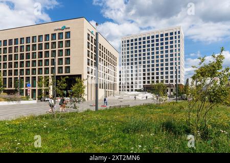 Le Motel One Hôtel et la tour bloc Centraal dans le MesseCity, quartier Deutz, espace vert, Cologne, Allemagne. das Motel One Hotel und das Centraal Banque D'Images