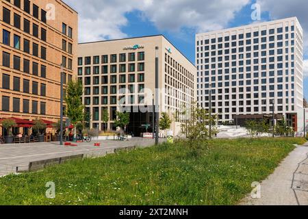 Sur la gauche le bâtiment Saint-Lazare, le Motel One Hôtel et la tour bloc Centraal dans le MesseCity, quartier Deutz, espace vert, Cologne, Allemagne Banque D'Images