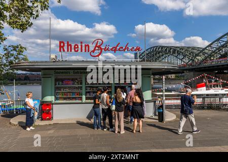 Kiosque sur la promenade du Rhin près du pont Hohenzollern, Cologne, Allemagne. Buedchen an der Rheinpromenade nahe Hohenzollernbruecke, Koeln, Deutschland. Banque D'Images