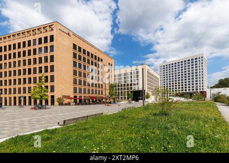 Sur la gauche le bâtiment Saint-Lazare, le Motel One Hôtel et la tour bloc Centraal dans le MesseCity, quartier Deutz, espace vert, Cologne, Allemagne Banque D'Images