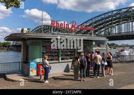 Kiosque sur la promenade du Rhin près du pont Hohenzollern, Cologne, Allemagne. Buedchen an der Rheinpromenade nahe Hohenzollernbruecke, Koeln, Deutschland. Banque D'Images