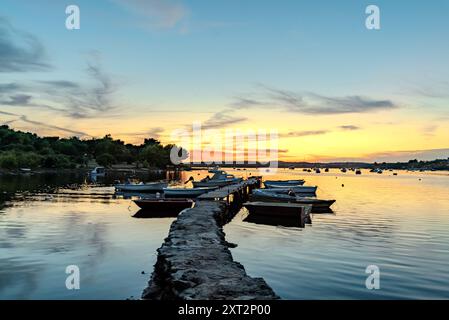 Merveilleux soleil sur la vieille jetée à Medulin Croatie Banque D'Images