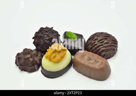 Différents types de pralines au chocolat, gros plan, isolés sur fond blanc Banque D'Images