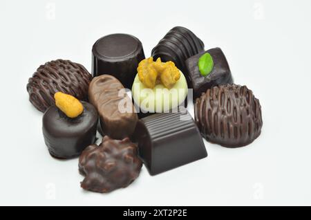 Différents types de pralines au chocolat, gros plan, isolés sur fond blanc Banque D'Images