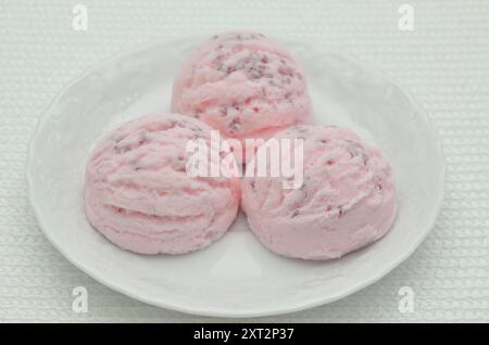 Crème glacée à la fraise sur une plaque blanche, gros plan, isolé sur fond blanc Banque D'Images