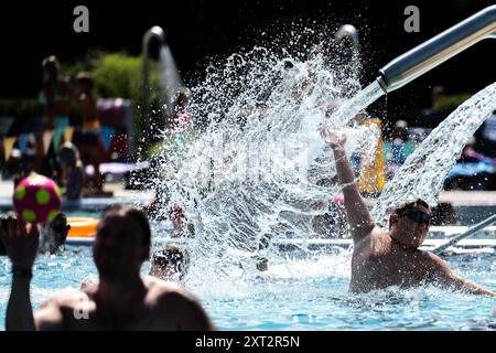 Hradec Kralove, République tchèque. 13 août 2024. Les gens profitent d'une chaude journée ensoleillée à la piscine extérieure Flosna à Hradec Kralove, République tchèque, le 13 août 2024. Crédit : David Tanecek/CTK photo/Alamy Live News Banque D'Images