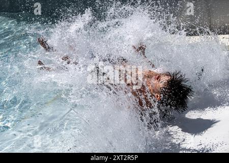 Hradec Kralove, République tchèque. 13 août 2024. Les gens profitent d'une chaude journée ensoleillée à la piscine extérieure Flosna à Hradec Kralove, République tchèque, le 13 août 2024. Crédit : David Tanecek/CTK photo/Alamy Live News Banque D'Images