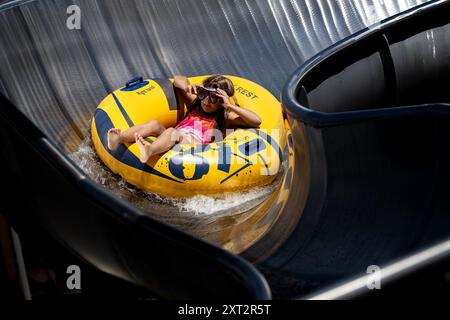 Hradec Kralove, République tchèque. 13 août 2024. Les gens profitent d'une chaude journée ensoleillée à la piscine extérieure Flosna à Hradec Kralove, République tchèque, le 13 août 2024. Crédit : David Tanecek/CTK photo/Alamy Live News Banque D'Images