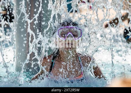 Hradec Kralove, République tchèque. 13 août 2024. Les gens profitent d'une chaude journée ensoleillée à la piscine extérieure Flosna à Hradec Kralove, République tchèque, le 13 août 2024. Crédit : David Tanecek/CTK photo/Alamy Live News Banque D'Images