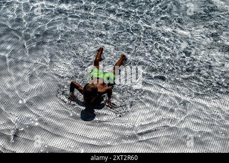 Hradec Kralove, République tchèque. 13 août 2024. Les gens profitent d'une chaude journée ensoleillée à la piscine extérieure Flosna à Hradec Kralove, République tchèque, le 13 août 2024. Crédit : David Tanecek/CTK photo/Alamy Live News Banque D'Images