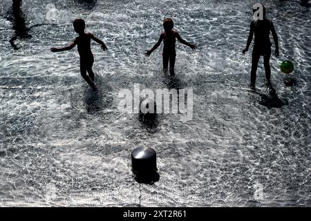 Hradec Kralove, République tchèque. 13 août 2024. Les gens profitent d'une chaude journée ensoleillée à la piscine extérieure Flosna à Hradec Kralove, République tchèque, le 13 août 2024. Crédit : David Tanecek/CTK photo/Alamy Live News Banque D'Images