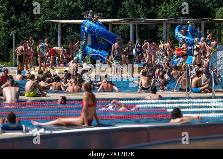 Hradec Kralove, République tchèque. 13 août 2024. Les gens profitent d'une chaude journée ensoleillée à la piscine extérieure Flosna à Hradec Kralove, République tchèque, le 13 août 2024. Crédit : David Tanecek/CTK photo/Alamy Live News Banque D'Images