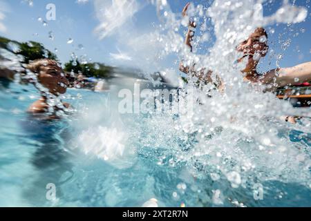 Hradec Kralove, République tchèque. 13 août 2024. Les gens profitent d'une chaude journée ensoleillée à la piscine extérieure Flosna à Hradec Kralove, République tchèque, le 13 août 2024. Crédit : David Tanecek/CTK photo/Alamy Live News Banque D'Images