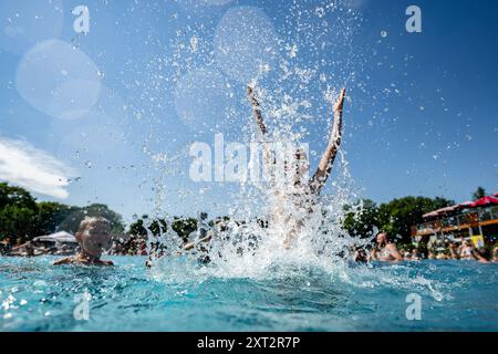 Hradec Kralove, République tchèque. 13 août 2024. Les gens profitent d'une chaude journée ensoleillée à la piscine extérieure Flosna à Hradec Kralove, République tchèque, le 13 août 2024. Crédit : David Tanecek/CTK photo/Alamy Live News Banque D'Images