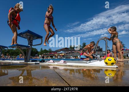 Hradec Kralove, République tchèque. 13 août 2024. Les gens profitent d'une chaude journée ensoleillée à la piscine extérieure Flosna à Hradec Kralove, République tchèque, le 13 août 2024. Crédit : David Tanecek/CTK photo/Alamy Live News Banque D'Images