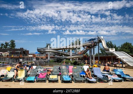 Hradec Kralove, République tchèque. 13 août 2024. Les gens profitent d'une chaude journée ensoleillée à la piscine extérieure Flosna à Hradec Kralove, République tchèque, le 13 août 2024. Crédit : David Tanecek/CTK photo/Alamy Live News Banque D'Images